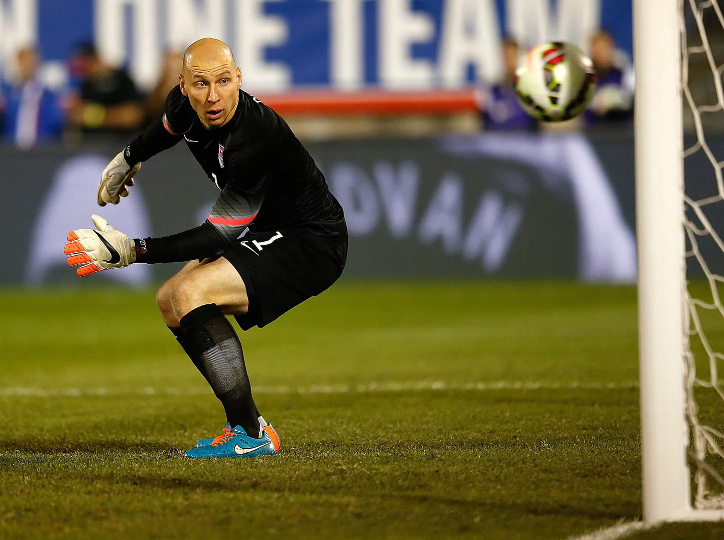 Brad Guzan vaatab, kuidas Enner Valencia kauglöök lendab tema valvatavasse väravasse.