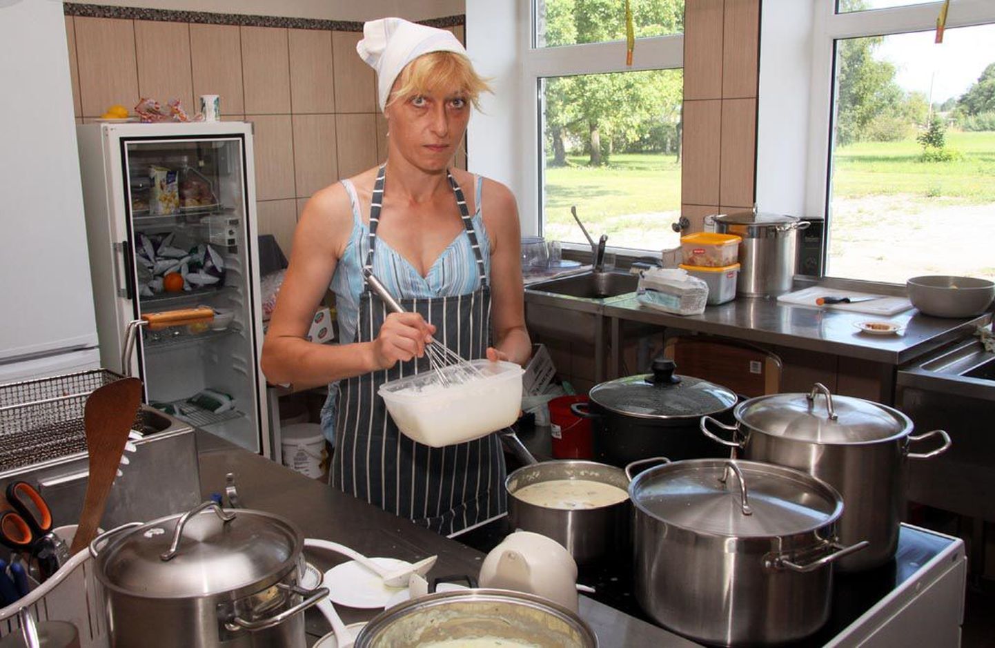 Riigi esimeses ametlikult tunnustatud seltsimaja köögis Suigus valmistab teetöölistele toitu Olga Rikovskaja.