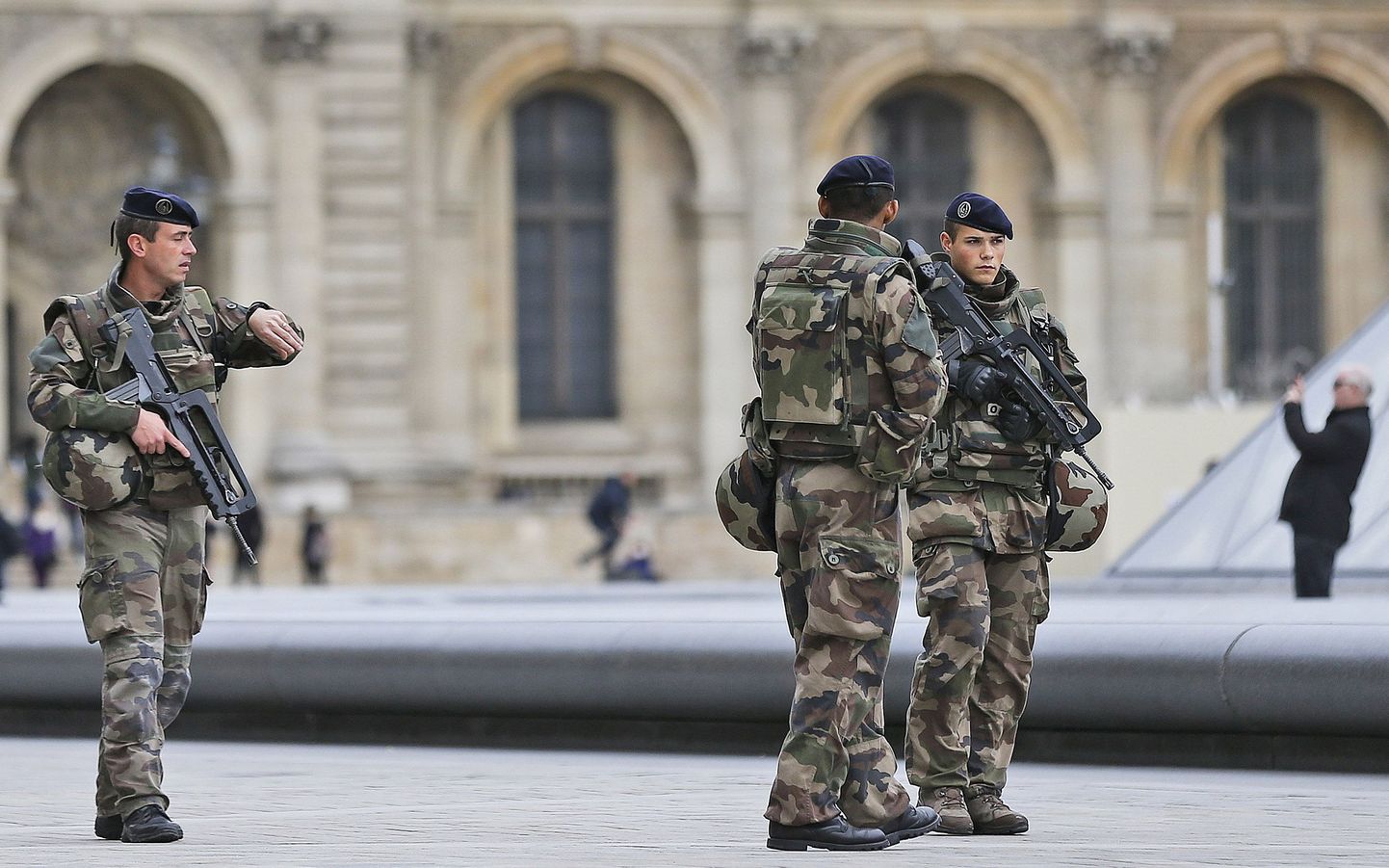 Prantsuse sõdurid Louvre'i õuel patrullis.