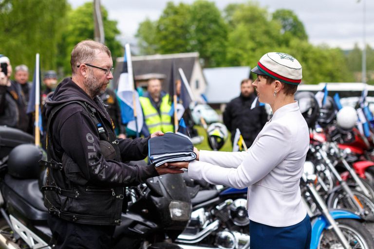 Riigipea Kersti Kaljulaid kinkis Otepää motoklubi presidendile Argo Raidile Eesti lipu.