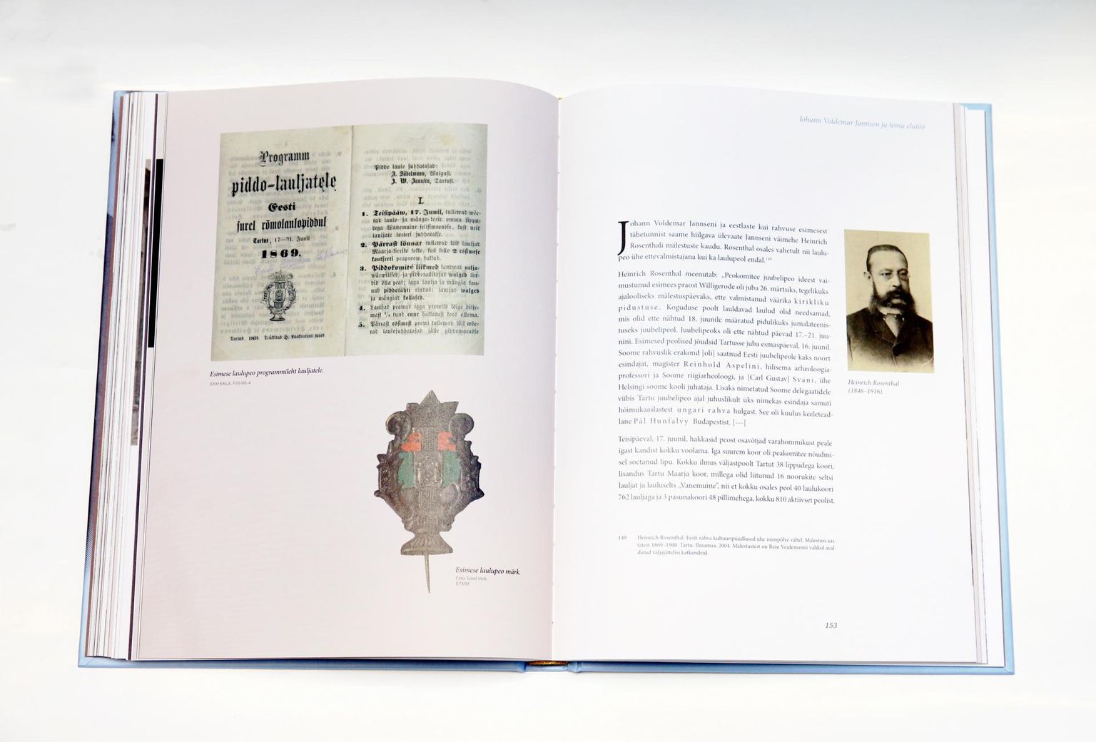 Illustratsioonide hulgas on esimese laulupeo programm ja märk ning Johann Voldemar Jannseni väimehe Heinrich Rosenthali fotoportree.