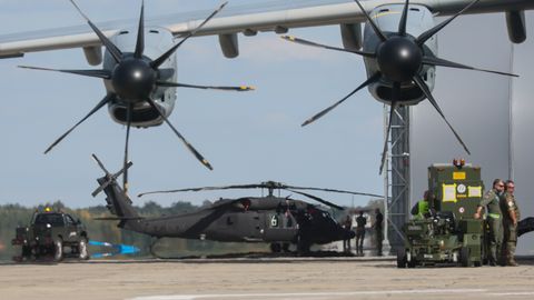 После нападения России на Украину в Польше в воздух поднялись военные самолеты, отреагировали ВВС НАТО