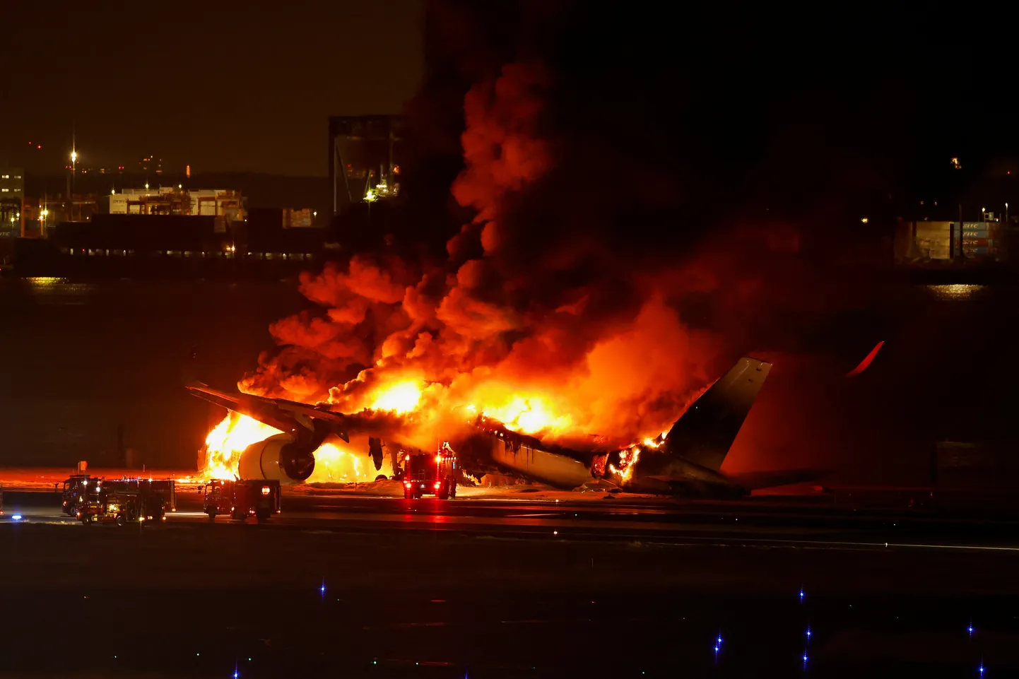 Охваченный огнем лайнер авиакомпании Japan Airlines в аэропорту Ханэда.