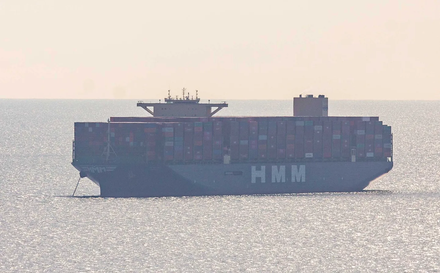 Merendusfirma HMM suur konteinerlaev, millel on Aasiast pärit kaup, sõitmas 21. septembril 2021 Suurbritannia Devoni ranniku lähedal. Laev liikus Hollandisse Rotterdami