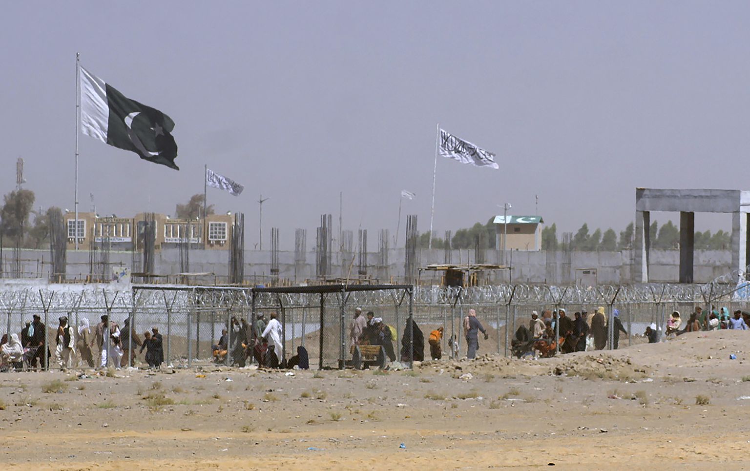 Pakistani ja Talibani lipud Afganistani ja Pakistani piiril.