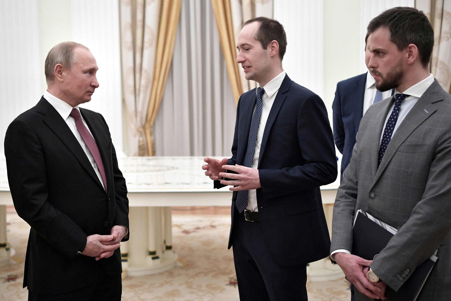 Vene president Vladimir Putin (vasakul) 2019. aastal kohtumas Group-IB juhi Ilja Satškoviga (paremal).