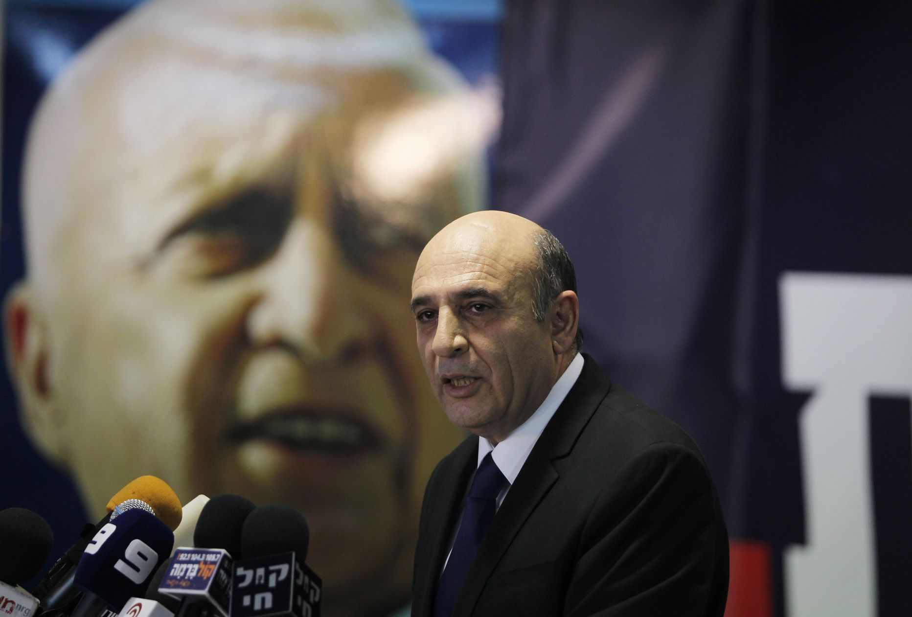 Kadima partei juht Shaul Mofaz teatas erakonna võimuliidust lahkumisest.