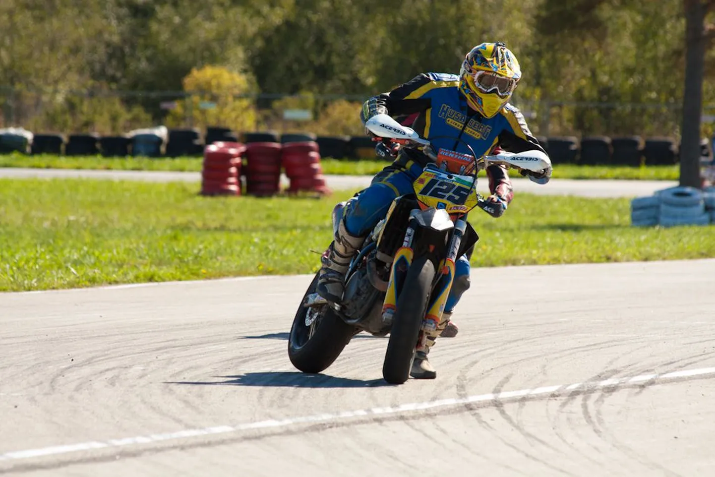 Kristjan Siilak supermoto Eesti meistrivõistluste open-klassis võistlemas
