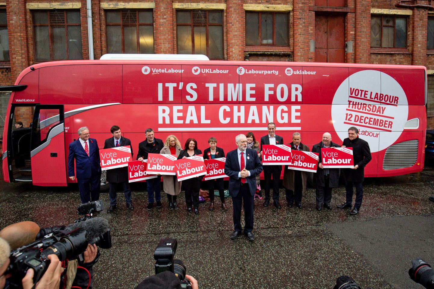 Tööpartei juht Jeremy Corbyn avalikustamas erakonna "lahingubussi" Liverpoolis.