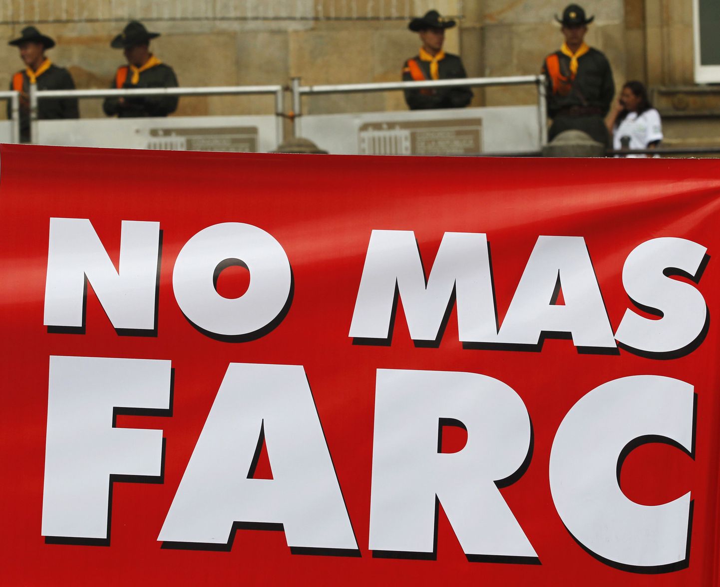 Fotol plakat, millel seisab «Aitab FARCist»