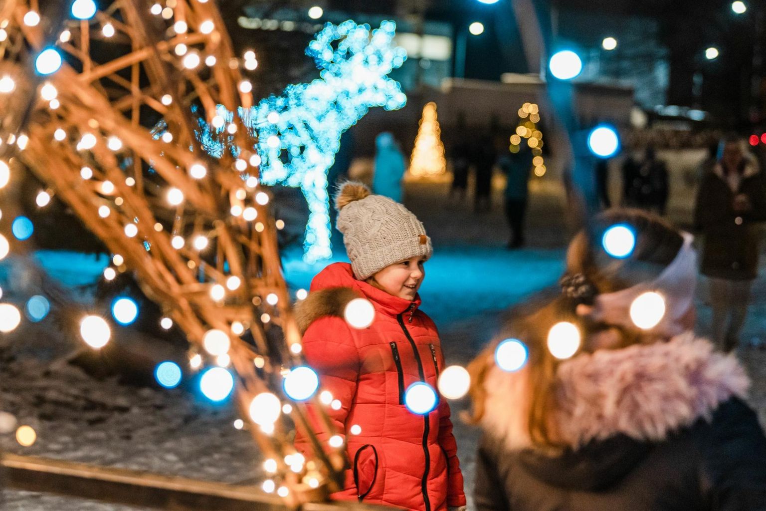 Talvevalguse promenaadi avamispeole Pärnu loodusmaja hoovi kogunes hea hulk rahvast.