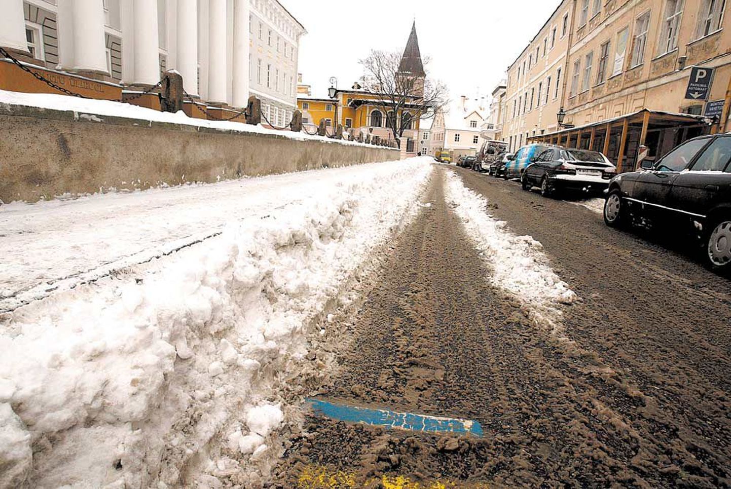 Ülikooli tänavat ääristasid lumevaalud