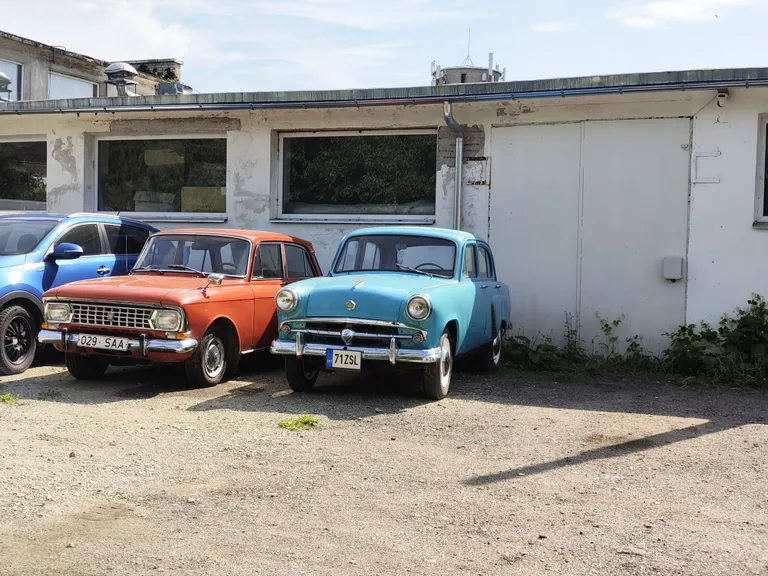 Erksavärvilised autod Nothingu kaameras.