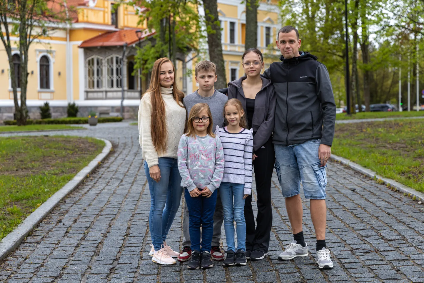 Tänavune aasta suupere on Eleri ja Rustam Romantšuk nelja lapsega. Ema ja isa vahel seisavad Raian ja Lisandra ning Eleanora ja Renate (esiplaanil).