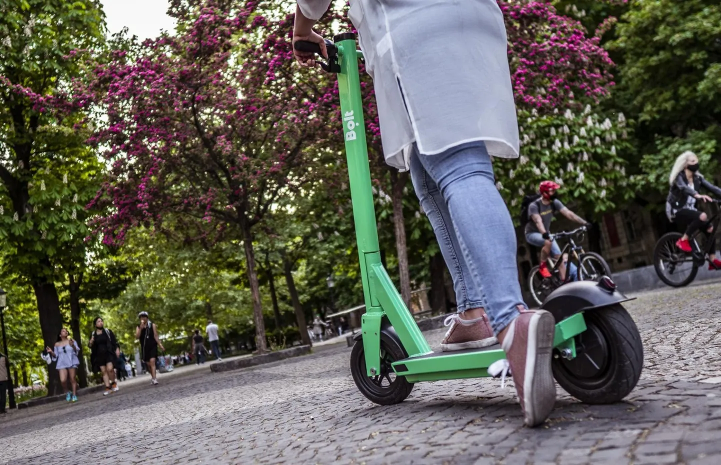 Kuigi suur osa inimesi pargib elektritõukeratta nii, et see päris jalgu ei jää, kohtab rattaidki, mis on pargitud kellegi väravaavasse või autode parkimiseks ette nähtud kohale.