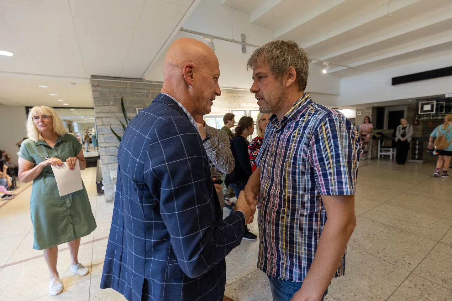 Paide linnapea Kaido Ivask (vasakul) ja Paide muusika- ja teatrimaja direktor Jaanus Kukk septembris laste joonistusvõistlust avamas. Siis polnud pinged Paide teatri tuleviku ümber veel suureks paisunud.