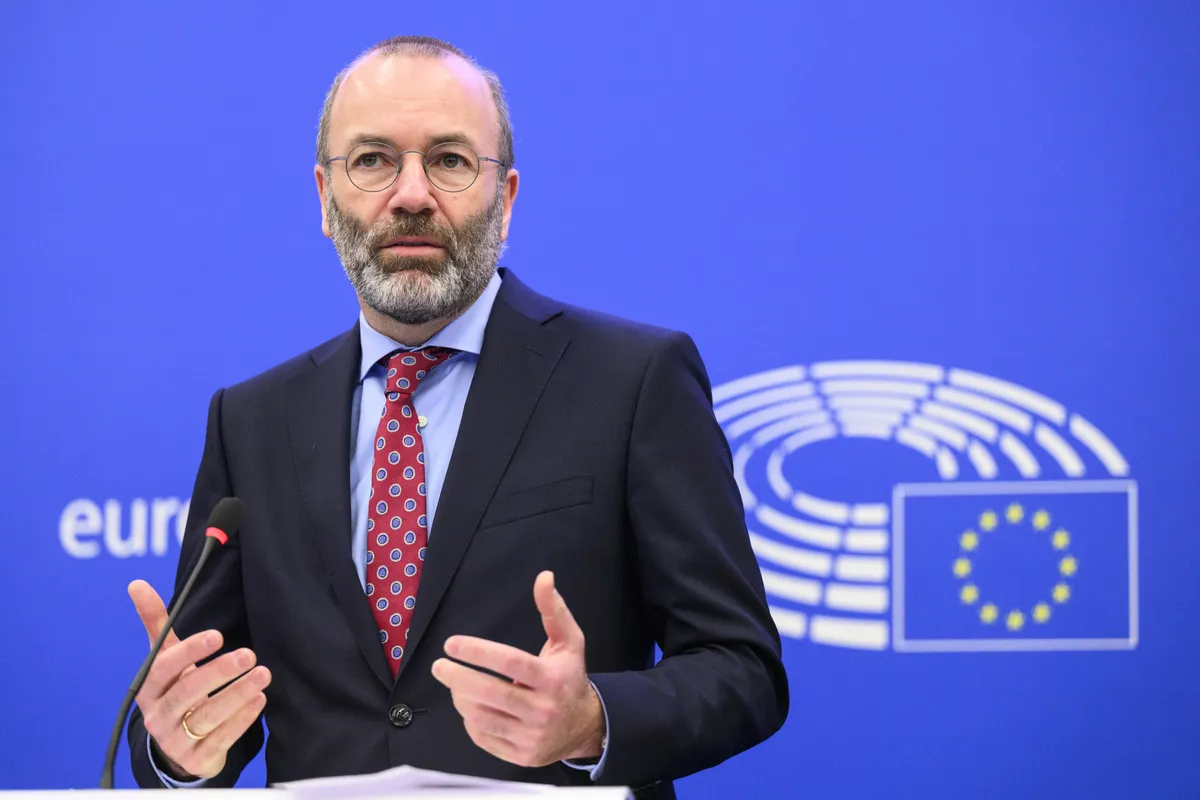 Глава фракции ЕPP Манфред Вебер на пресс-конференции в здании парламента в Страсбурге.