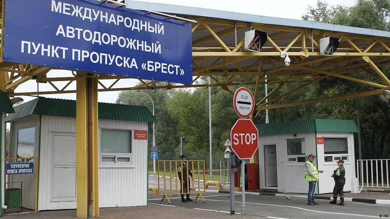 Пересечь белорусско-польскую границу на легковом транспорте или автобусе можно только в пункте пропуска, расположенном в Бресте