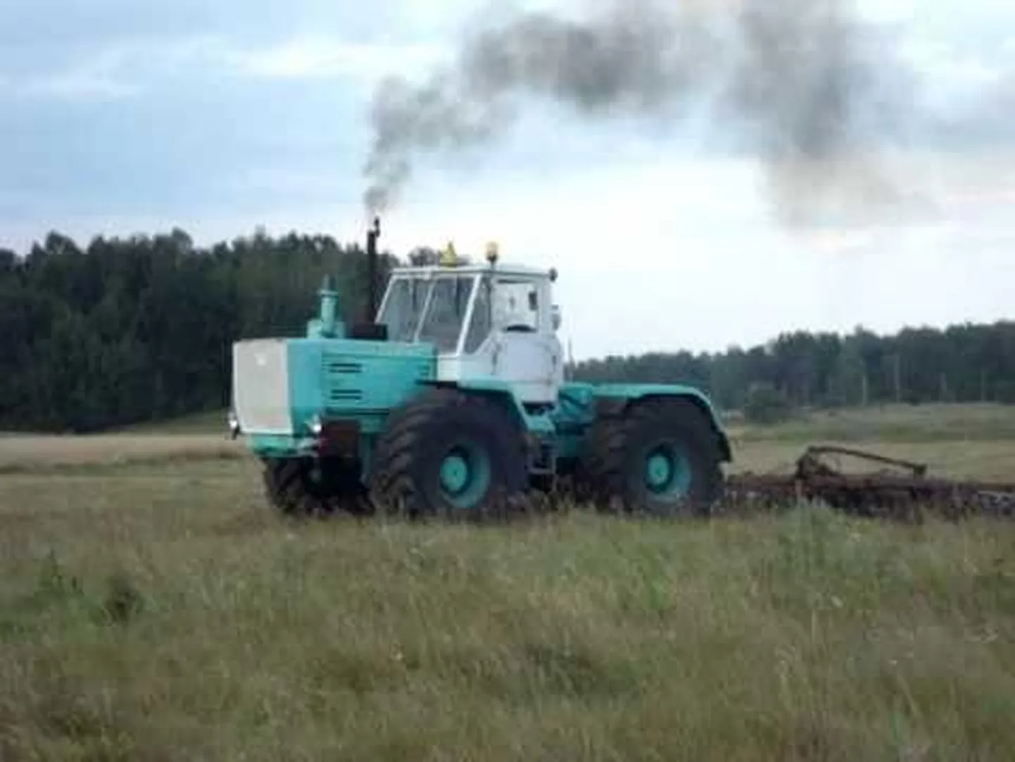 Lääneranna valla elanikuks registreerujate vahel loositakse välja kaks sellist traktoit.