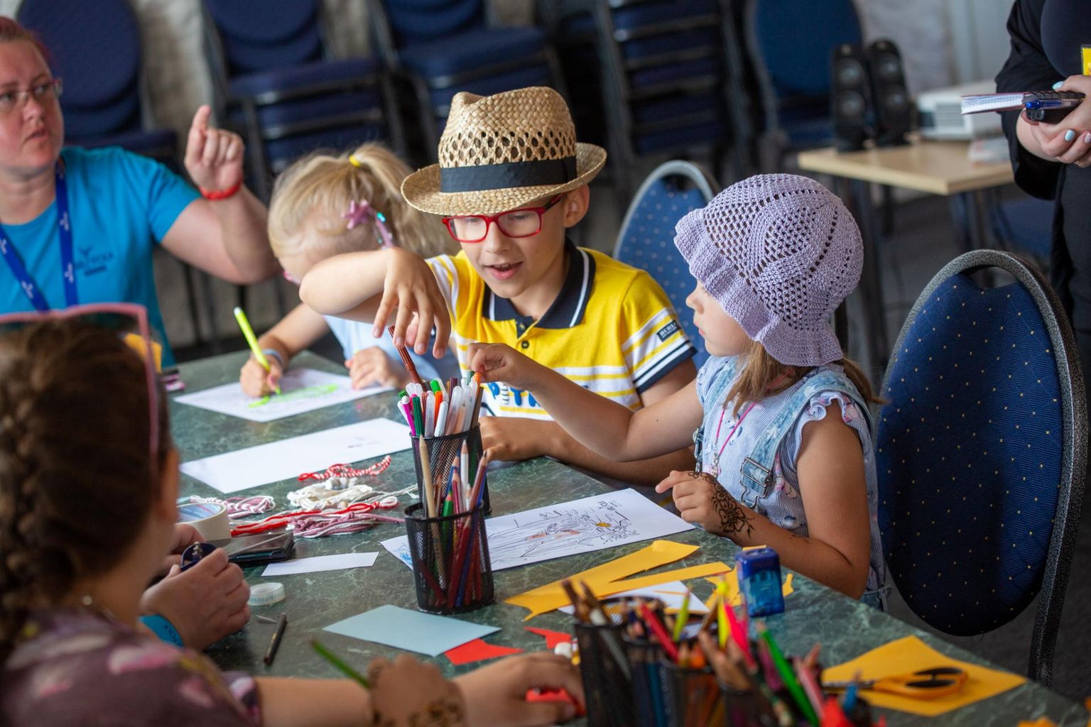 Viru Folgi noorematel külastajatel on võimalik lastealal nii meisterdada kui ka joonistada.