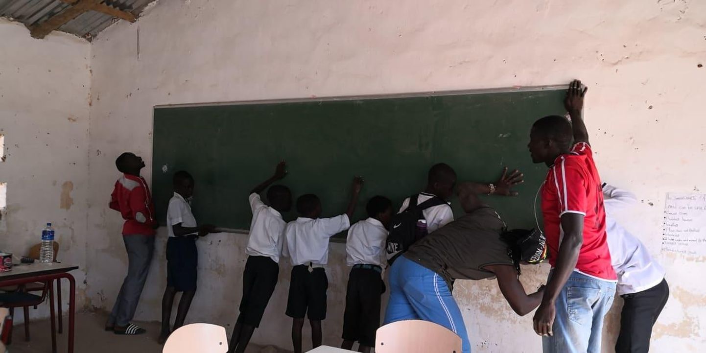 Gambiasse läkitati kuus Paalalinna kooli vana tahvlit ning laudu ja pinke.