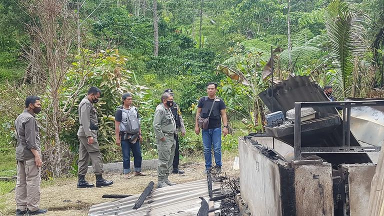 Rühmitusega Islamiriik (IS) seotud äärmuslased tapsid Indoneesias Sulawesi saarel elava kristlaste kogukonna neli liiget, teatasid laupäeval võimud.