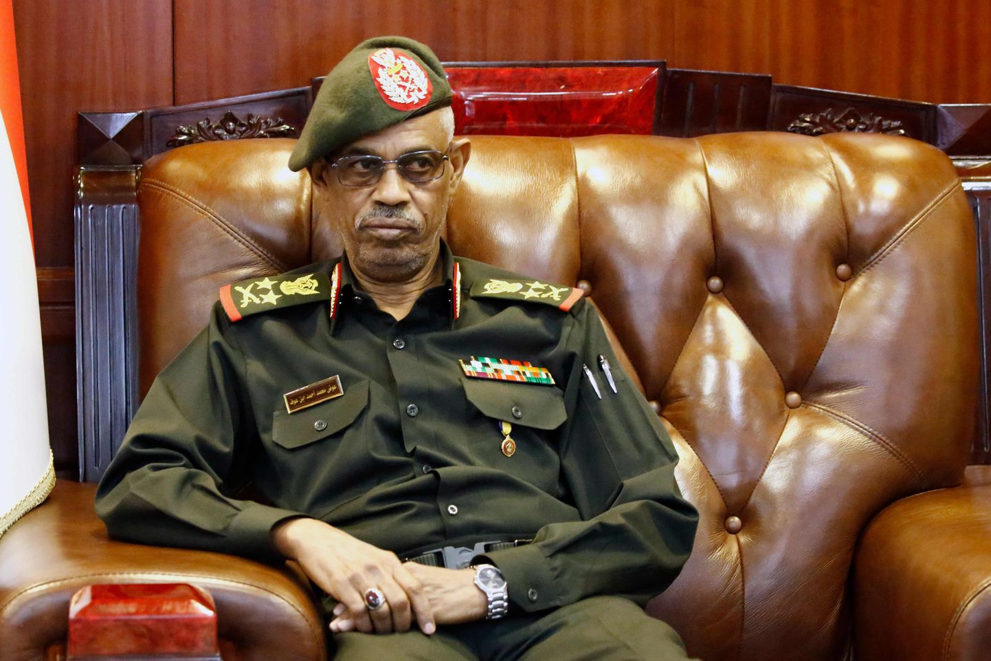 Sudaani ajutiseks riigipeaks saanud kaitseminister Awad Ibnouf teatas eile, et paneb ameti maha.