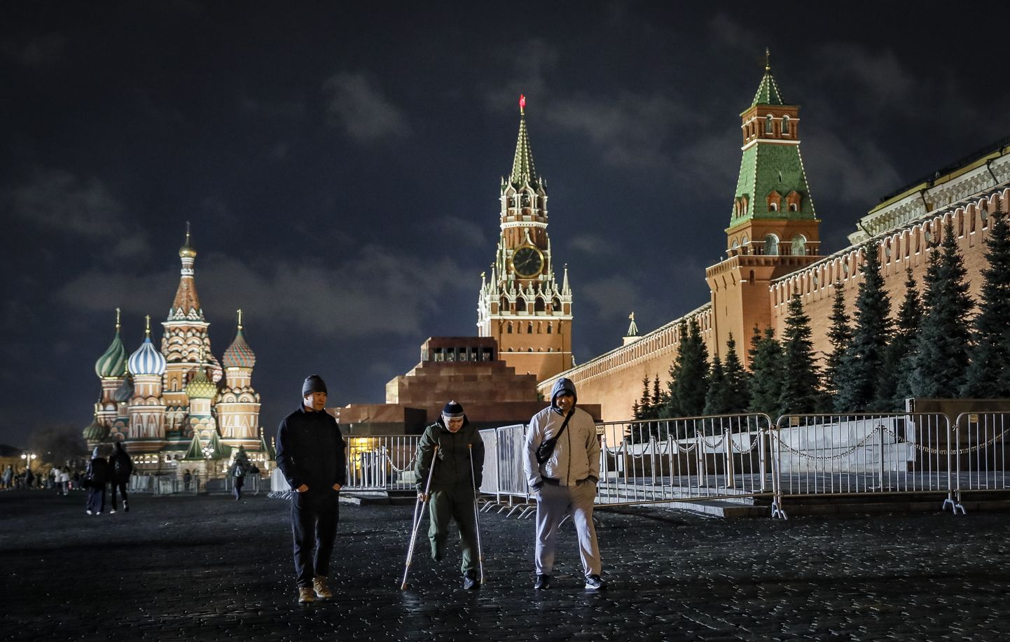 Россияне на фоне Кремля