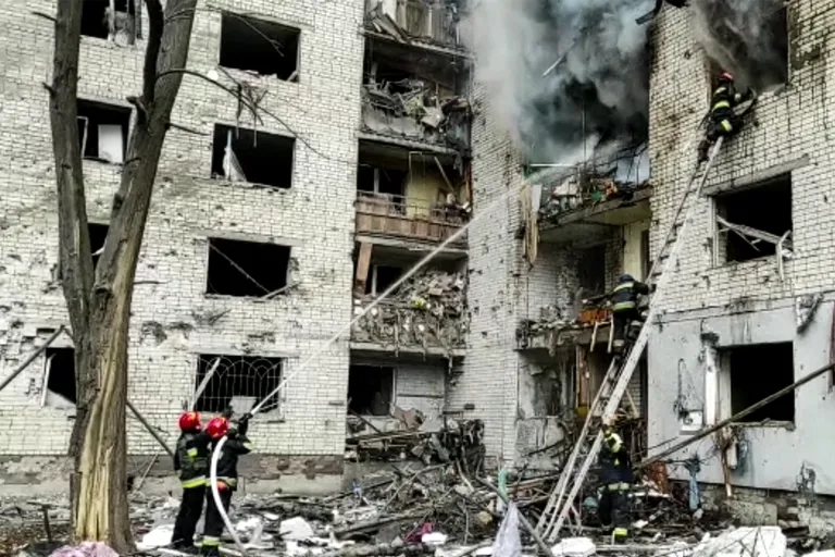 Kustutustööd pärast Vene õhurünnakut Tšernihivi linnale.