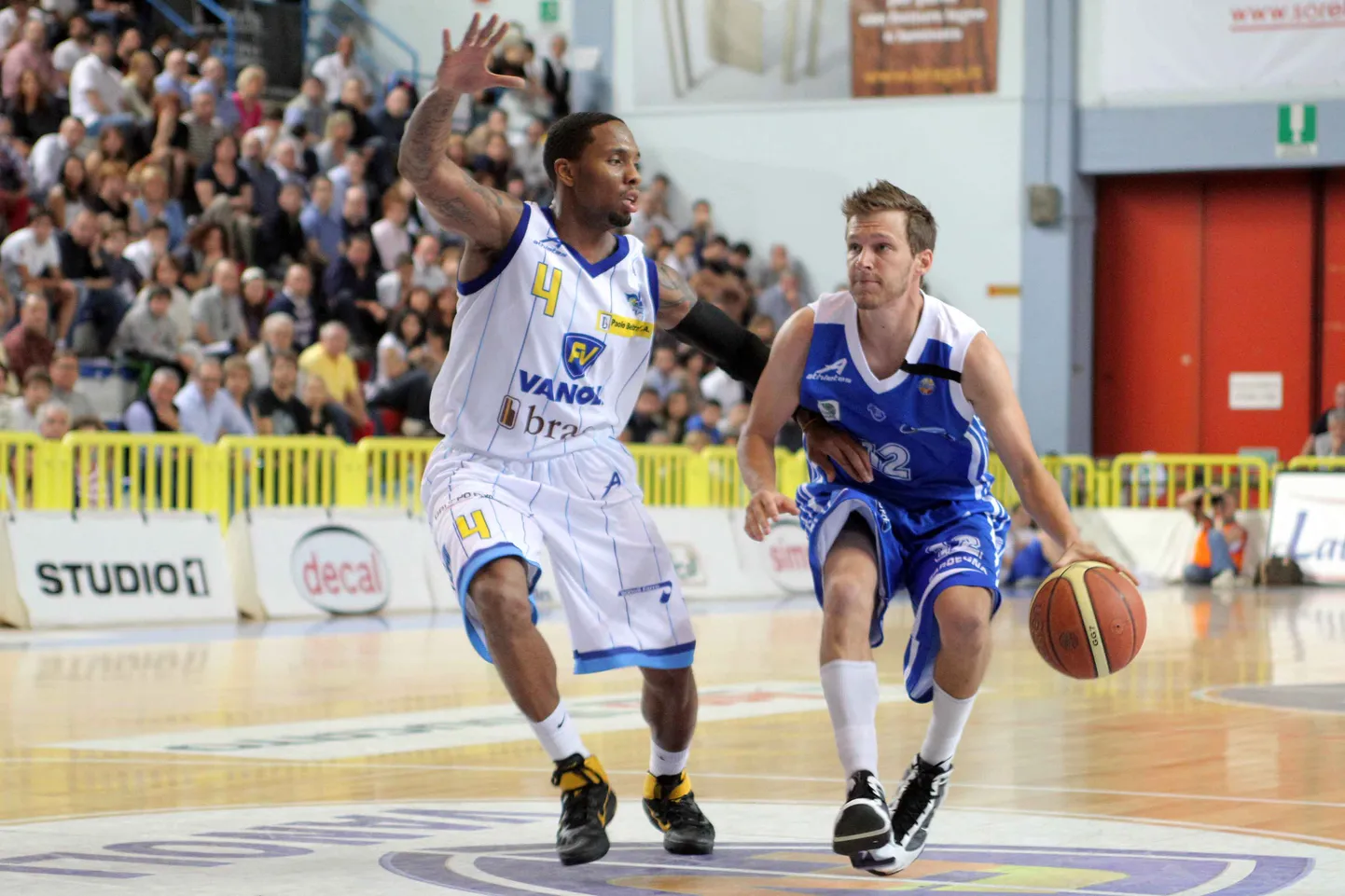 Travis Diener (palliga) Itaalia kõrgliigas.
