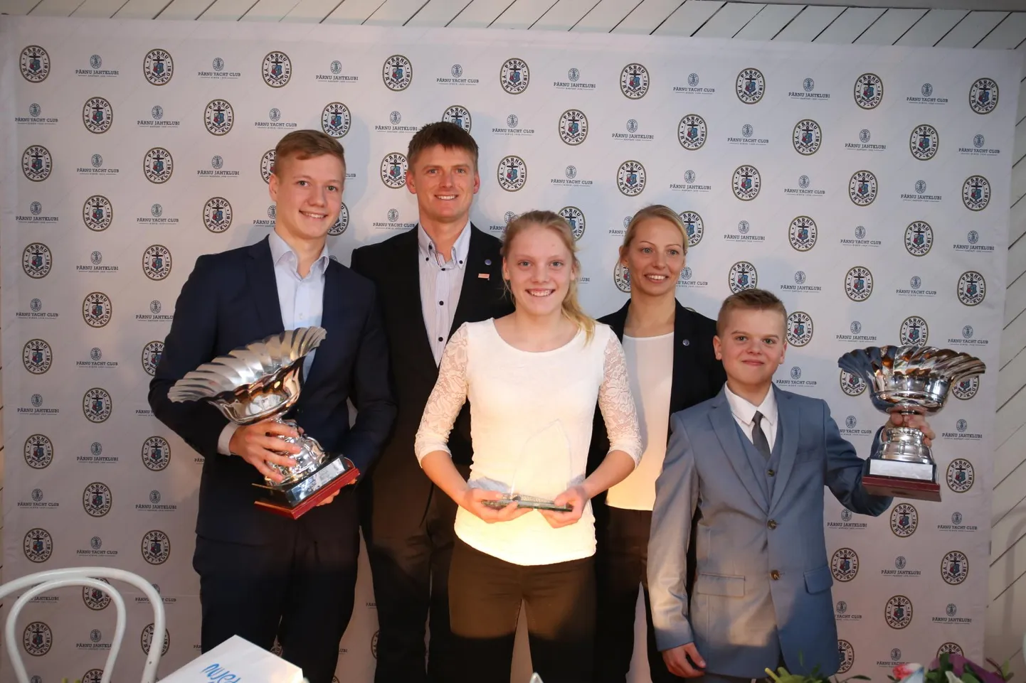 Esireas vasakult praegused jääpurjetamise maailmameistrid Rasmus Maalinn, Lis­beth Taggu ja Andrias Sepp. Nende taga treenerid, samuti Pärnusse au ja kuulsust toonud Mihkel Kosk ja Elise Umb.