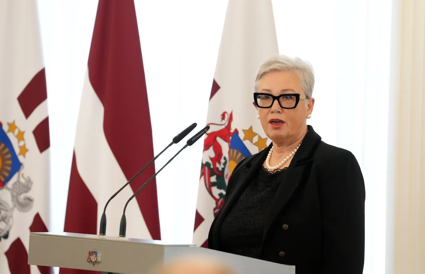 Latvijas Universitātes Politikas zinātnes nodaļas profesore Žanete Ozoliņa piedalās Latvijas Transatlantiskās organizācijas balvas par ieguldījumu Latvijas dalībai NATO svinīgajā pasniegšanas ceremonijā Rīgas pilī.