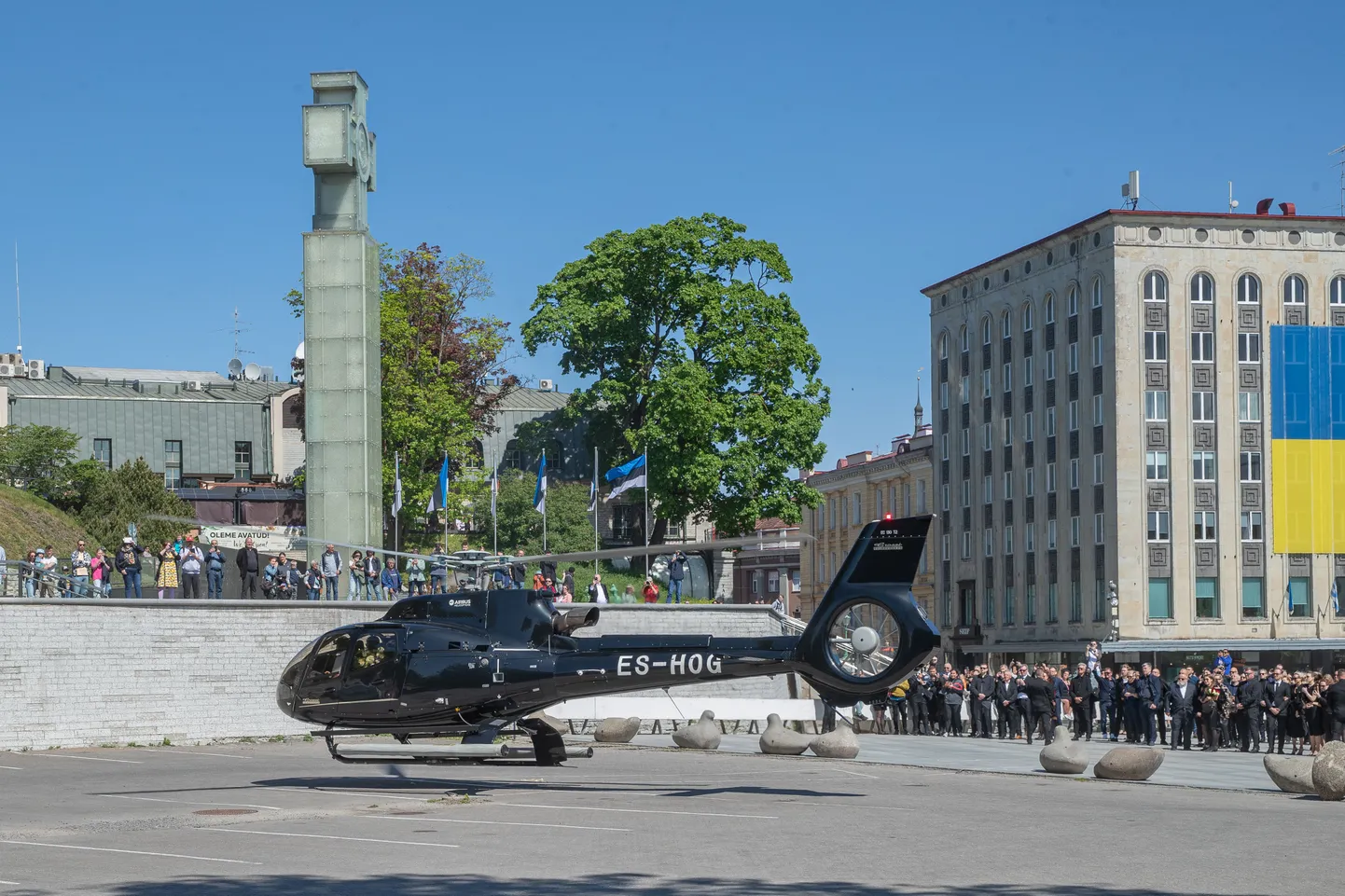 31. mail toimus Tallinnas Jaani kirikus ärimees Oleg Sõnajala ärasaatmine. Hiljem viidi kirst helikopteri peale, mis lendas Saaremaale, et lahkunu mulda sängitada.