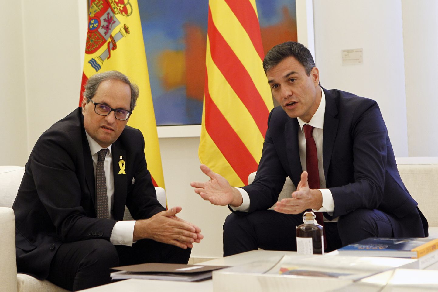 Hispaania peaminister Pedro Sánchez (paremal) võttis täna Madridis La Moncloa palees vastu Kataloonia presidendi Quim Torra. Tegu oli esimese korraga, kui Hispaania keskvalitsuse ja Kataloonia regionaalvalitsuse uued juhid omavahel kohtusid.