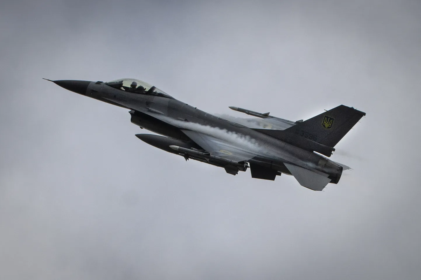 F-16 iznīcinātājs.