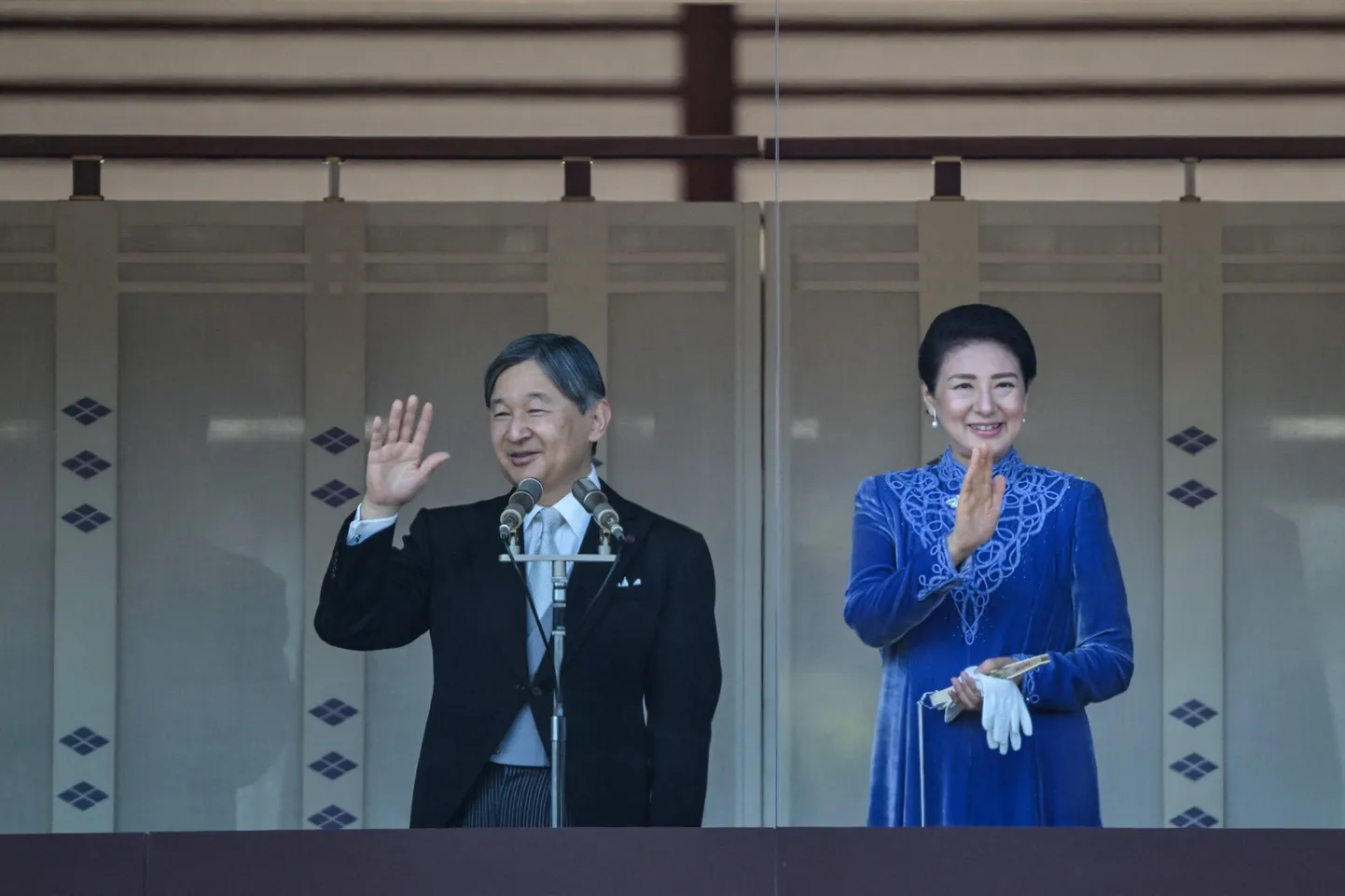 Jaapani keiser Naruhito ja keisrinna Masako lehvitamas 23. veebruaril inimestele, kes on tulnud tervitama keistrit 65. sünnipäeva puhul.