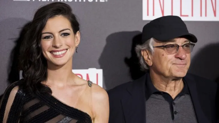 «The Intern» pirmizrāde. Filmā galvenās lomas spēlē Roberts DeNiro (Robert De Niro) un Anna Hataveja (Anne Hathaway) 