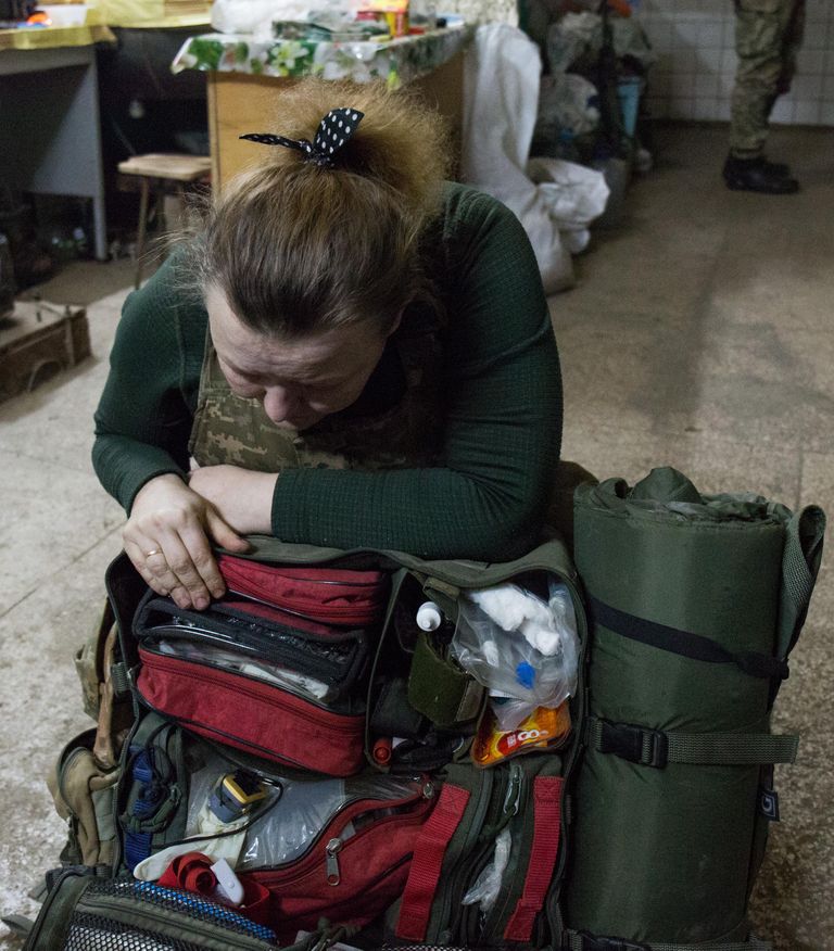 Татьяна показывает свой медицинский рюкзак, подаренный Силами обороны Эстонии.