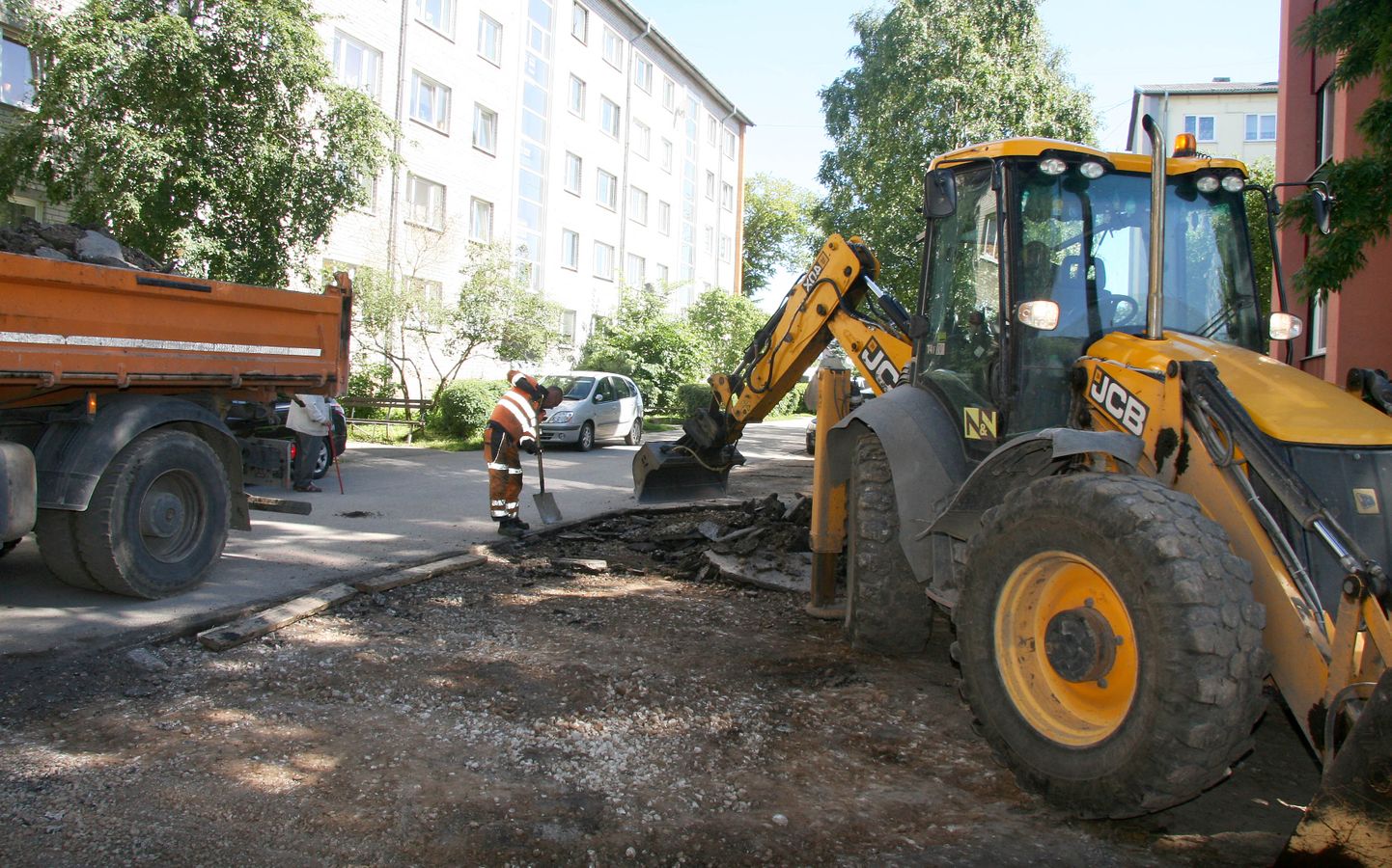 Linnatänavate kapitaalremonti alustasid N&V töölised Mõisa tee 7. maja hoovist.