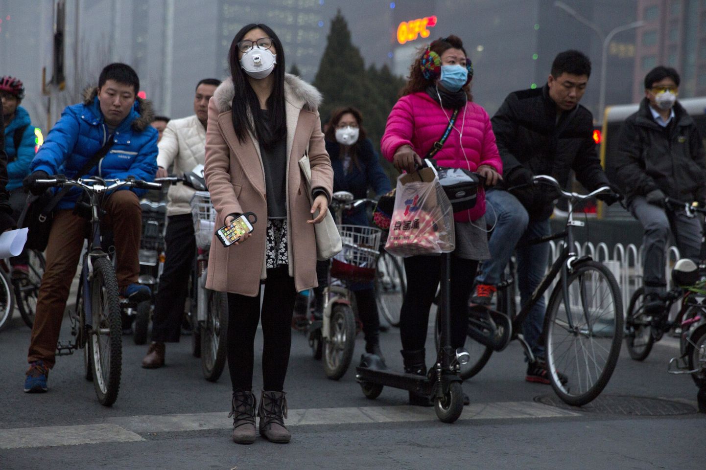 Hiinas tänavatel liikudes kaitstakse oma hingamisteid saastunud õhu eest maskiga.