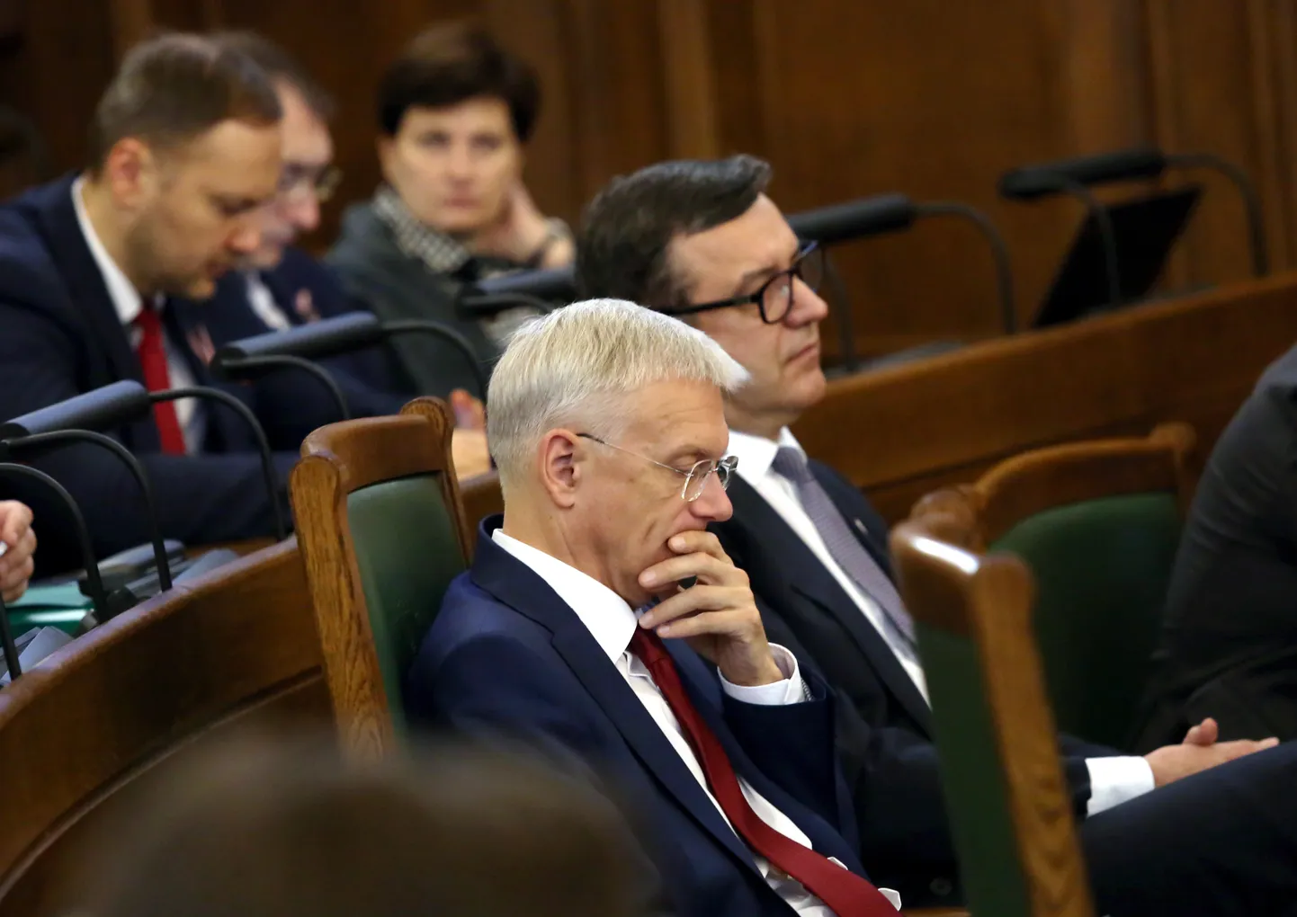 Ministru prezidents Krišjānis Kariņš (priekšplānā no kreisās) un finanšu ministrs Jānis Reirs piedalās Saeimas ārkārtas sēdē, kurā otrajā lasījumā  izskata gadskārtējo valsts budžetu un ar to saistīto likumprojektu.