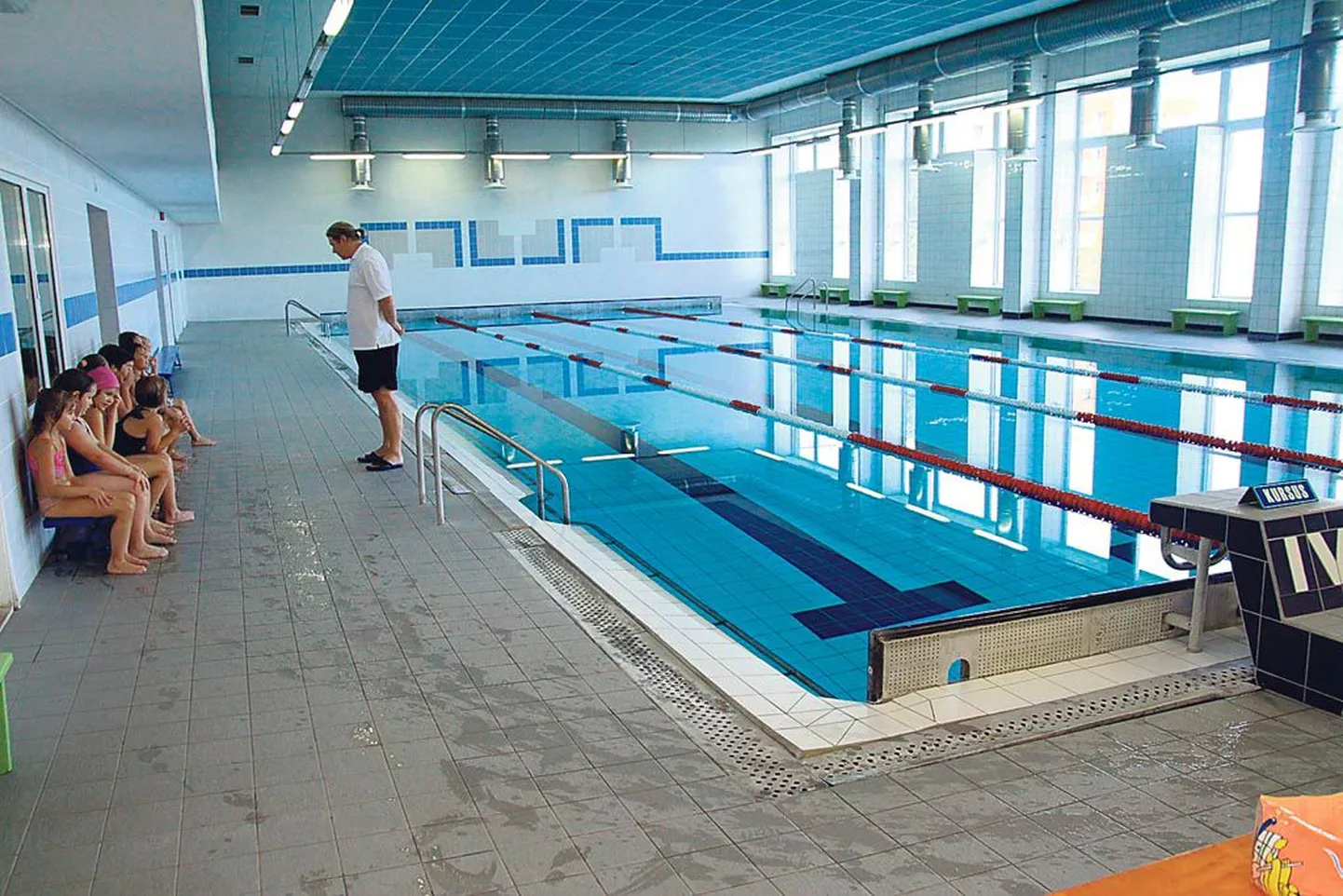 Pärnu Koidula kooli ujula taasavati eile pärast bakteri- ja kloorivintsutusi.