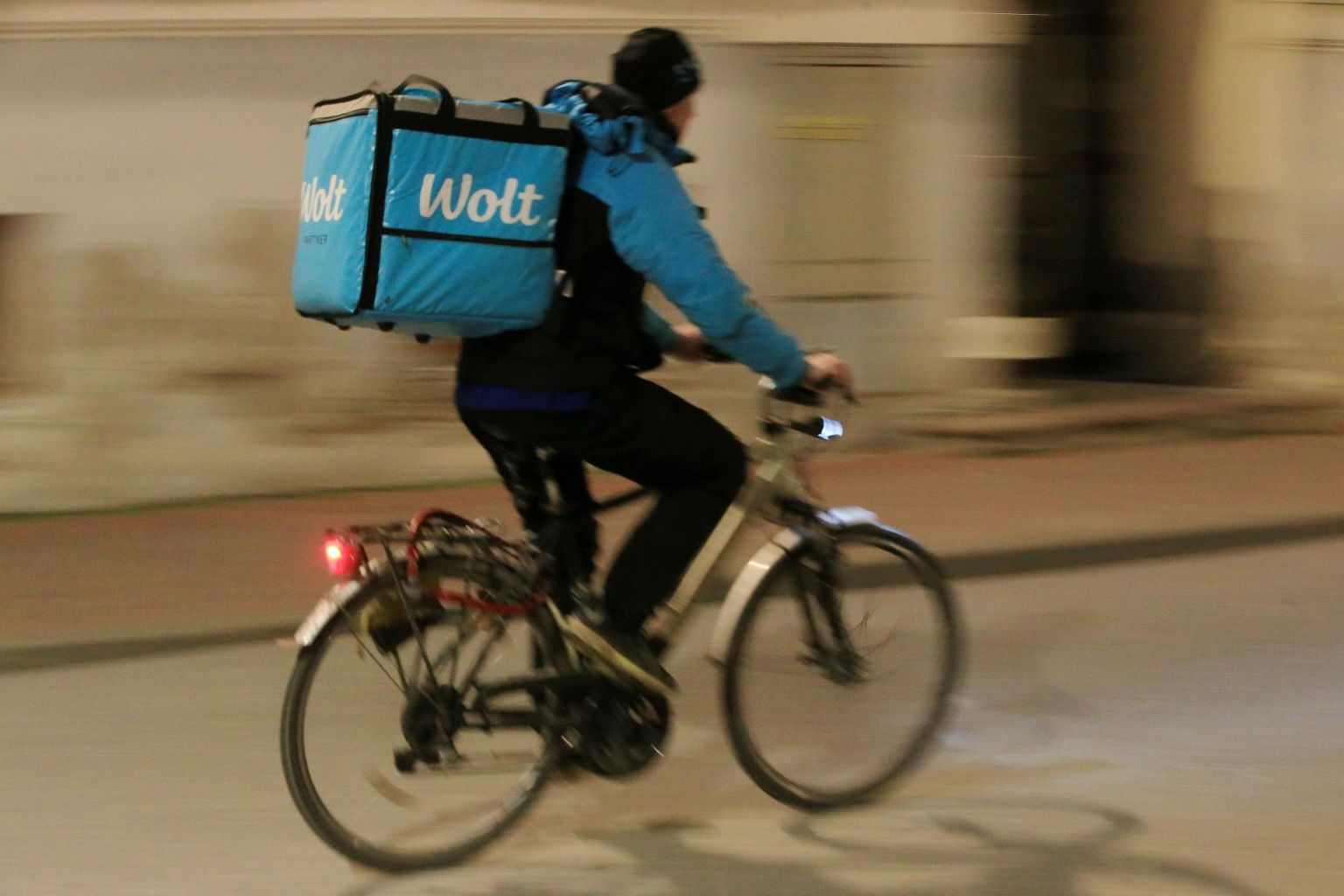 ФОТО Неизвестно, как он дальше работал: курьер Wolt потерял кое-что ...