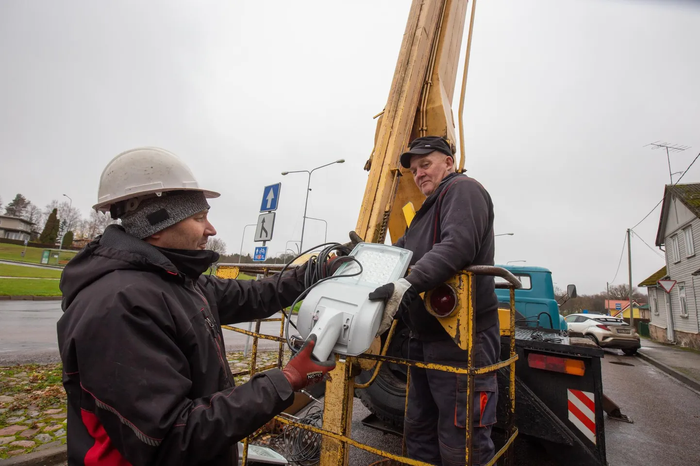Osaühingu Iffel Energia töömehed vahetavad linnas välja 360 valgustit. Lambid maksavad ligi 77 000 eurot ja töö üle 21 000 euro.