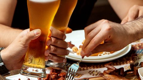 ÄRA KUKU LÕKSU ⟩ Uuring paljastab alkoholi ja ülesöömise salakavala seose
