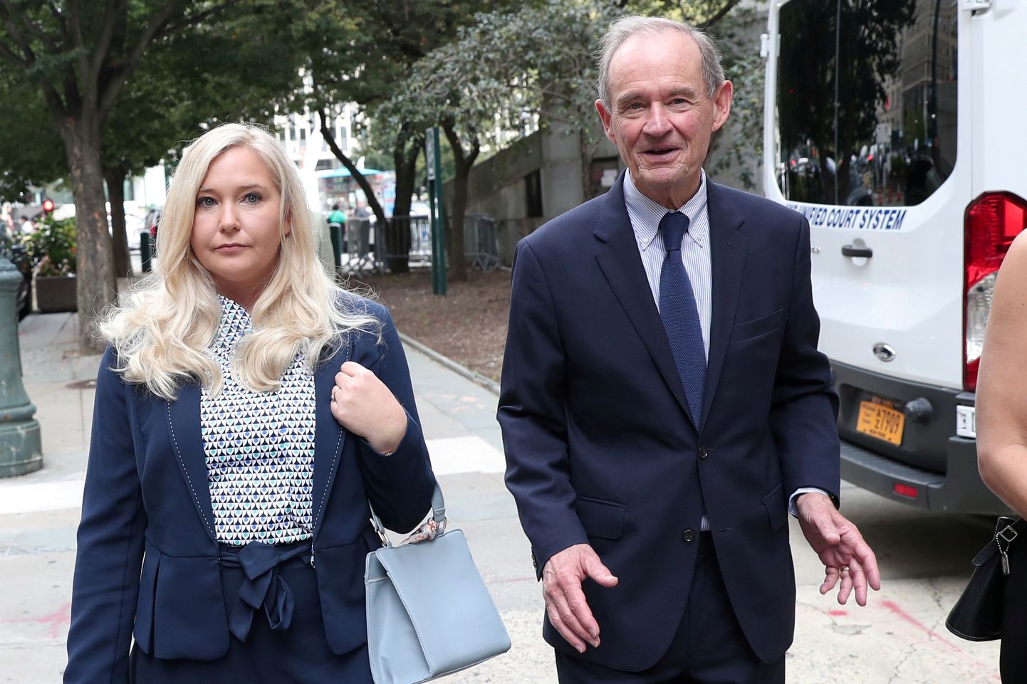 Advokaat David Boies koos oma kliendi Virginia Giuffrega saabumas 27. augustil 2019 New Yorgi kohtusse. Giuffre esitas Jeffrey Epsteini vastu hagi