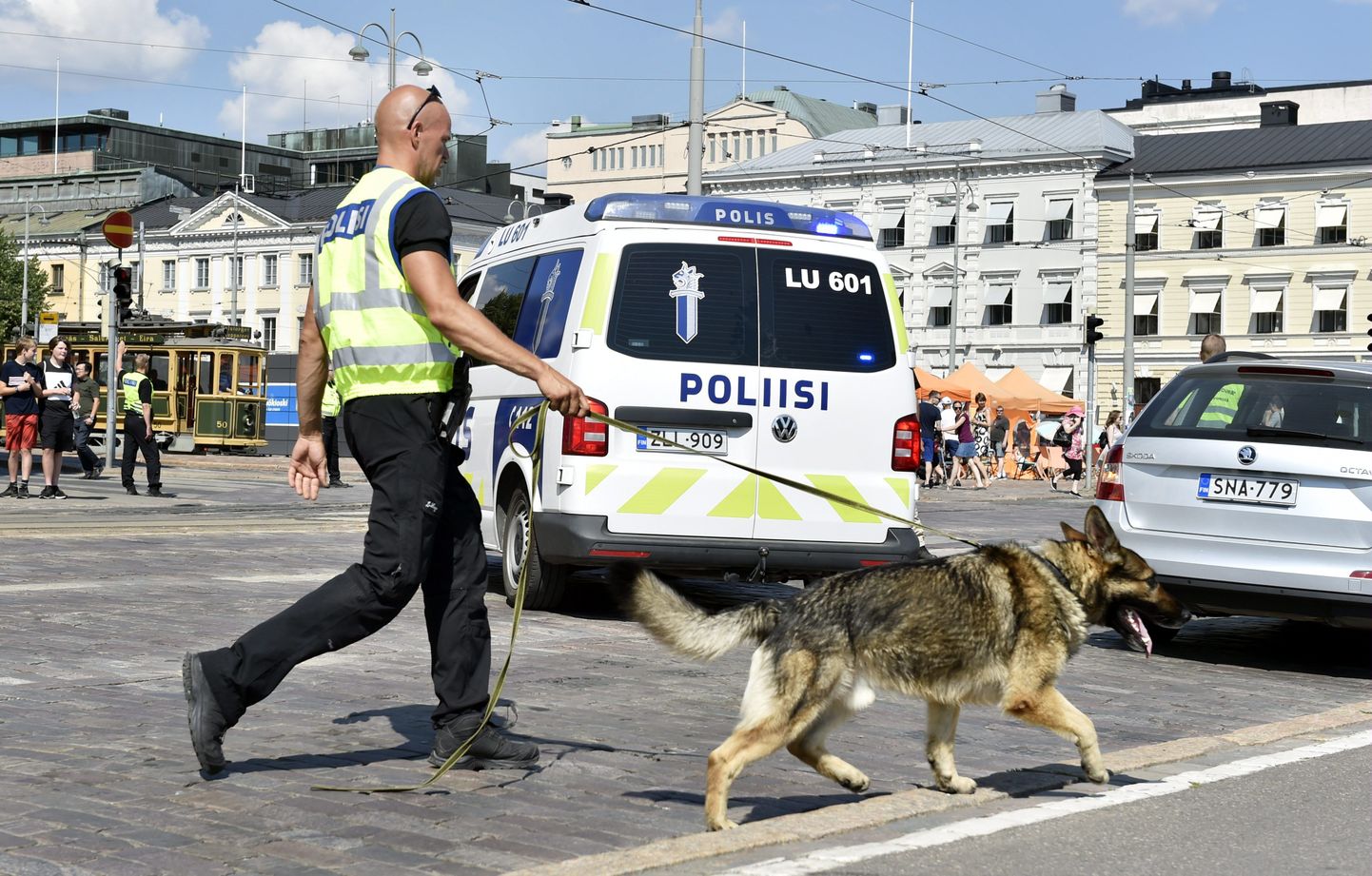 Politseinik Helsingi tänaval tänavu suvel.