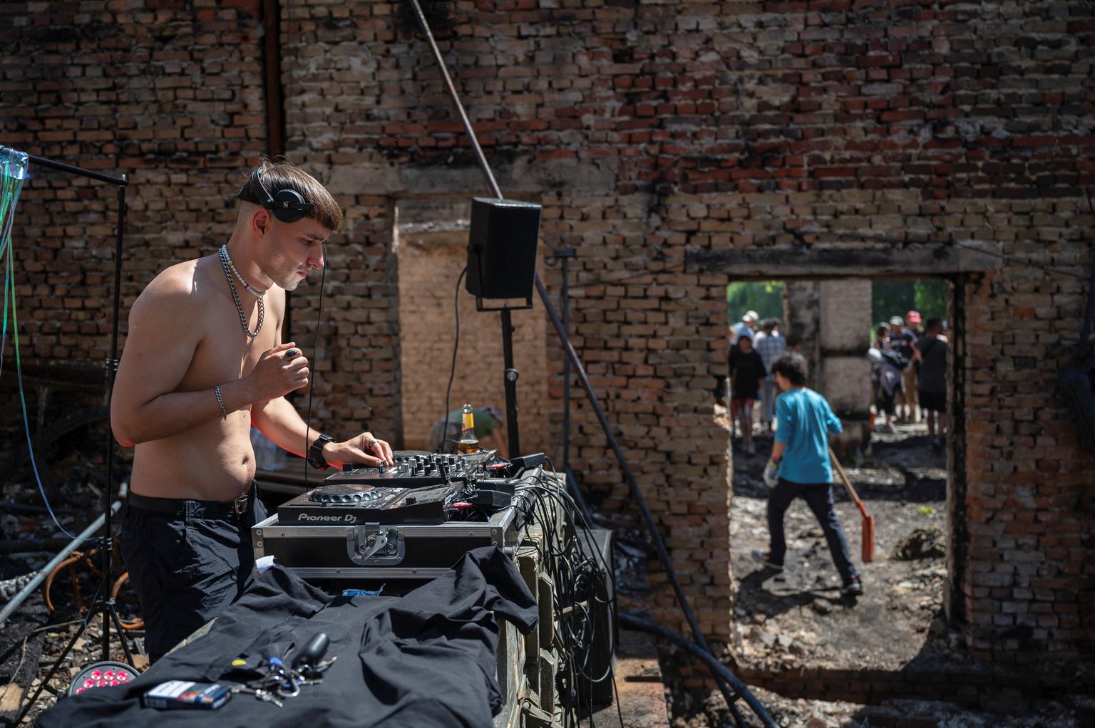 DJ tegemas juuli lõpus 2022 muusikat Tšernihivi oblastis Yahidnes sõjapurustuste koristustöödel