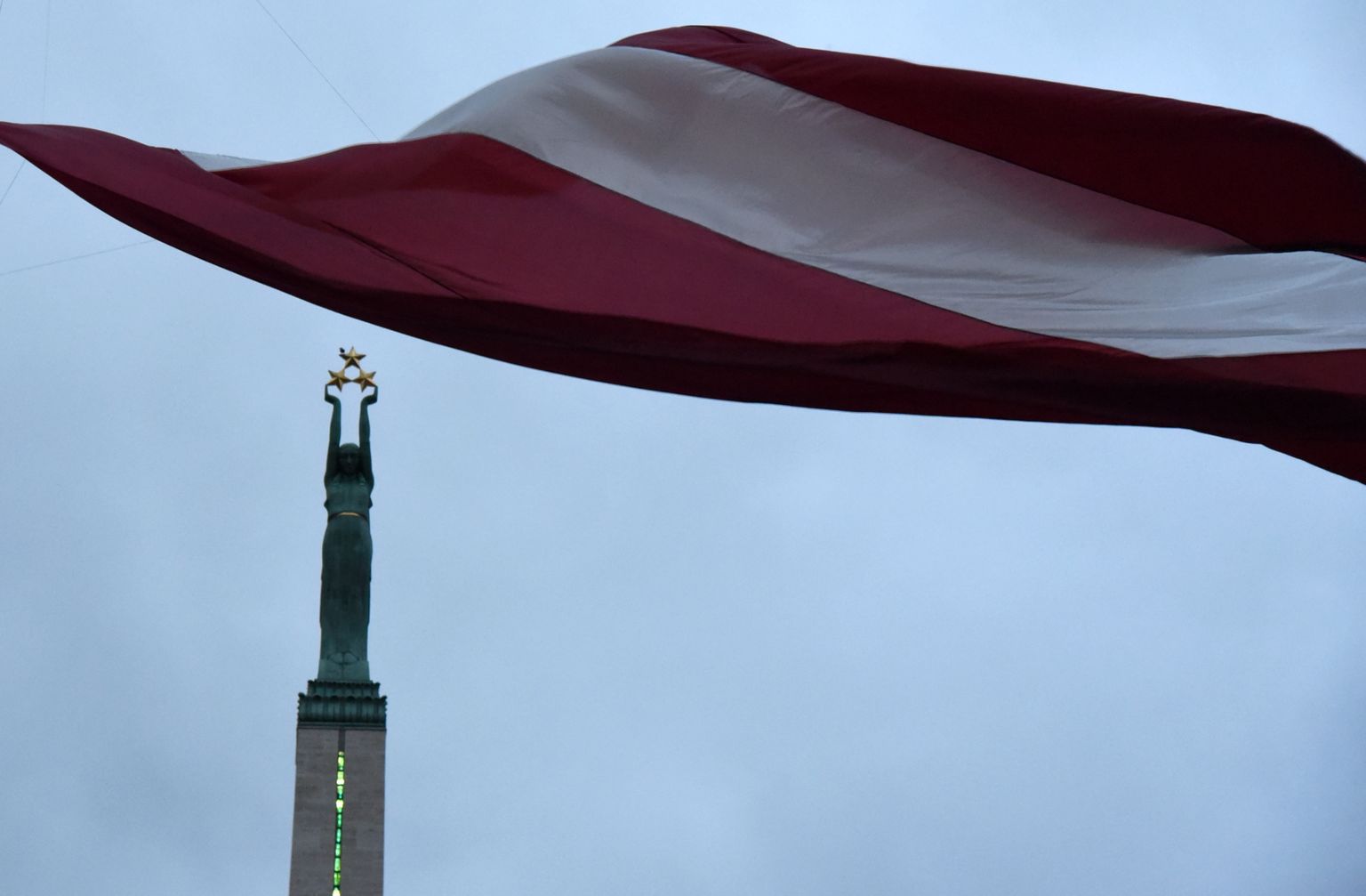 Latvijas karogs pie Brīvības pieminekļa.