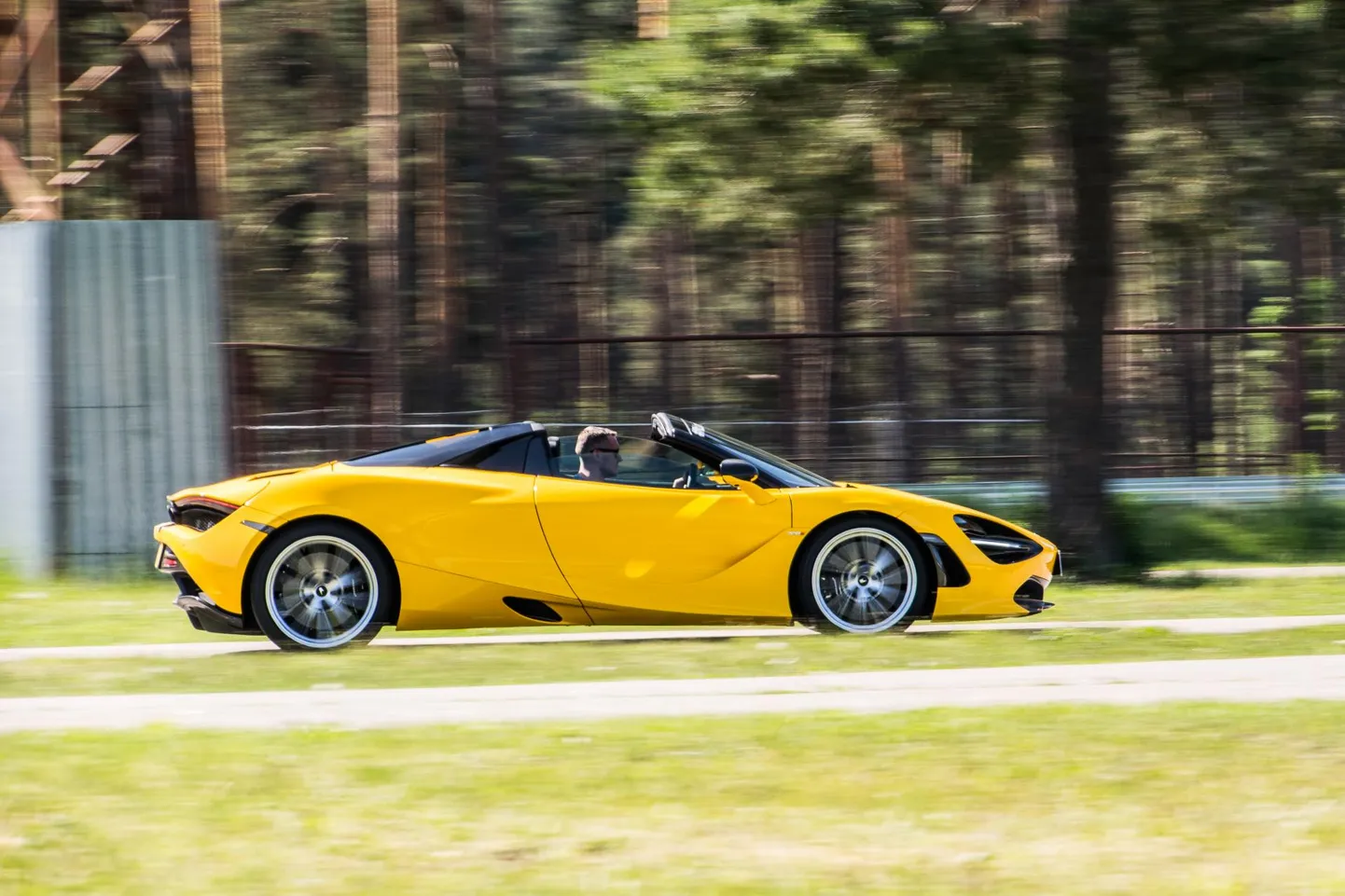 McLaren 720S Spider kergel sörkjooksul raja kõrval. Seltskonda pakkuma sobiksid Koenigsegg ja Pagani.